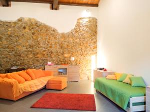 A seating area at Scopello Home