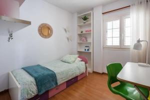 een slaapkamer met een bed, een tafel en een bureau bij Apartamento en el casco histórico de San Mateo in Vega de San Mateo