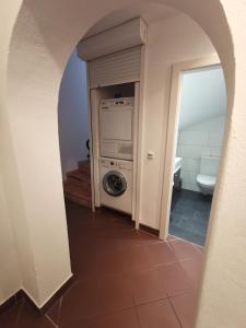 a hallway with a washing machine in a bathroom at Appartement Geisler in Finkenberg