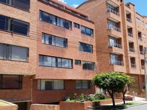 a brick building with a tree in front of it at Habitación 4 independiente con baño privado Unicentro in Bogotá