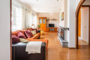 salon z kanapą i kominkiem w obiekcie Apartamento en el casco histórico de San Mateo w mieście Vega de San Mateo