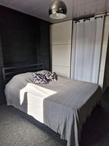 诺加罗LES CERISIERS 2的一间卧室配有一张黑色墙壁的床