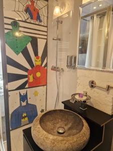 诺加罗LES CERISIERS 2的一间带水槽和超级英雄壁画的浴室