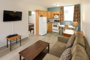 a living room with a couch and a kitchen at Spanish Villa Resort in Penticton