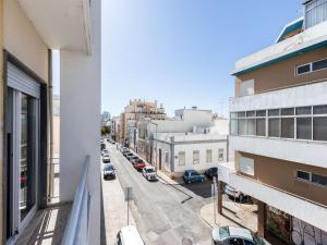 widok na ulicę miejską z budynku w obiekcie Akisol Faro Sunny w Faro