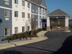 奥古斯塔Budget Inn Express的街道旁的一座带凉亭的建筑