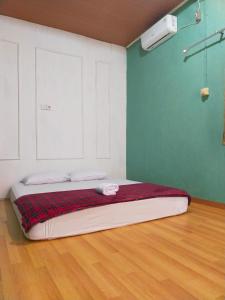 Ліжко або ліжка в номері Mandeh Guesthouse Padang