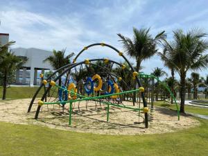 einen Spielplatz in einem Park mit in der Unterkunft Apartment in Arena Cam Ranh near the airport in Cam Ranh