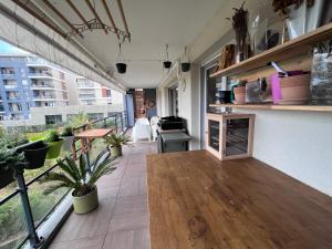 Zimmer mit Balkon und Topfpflanzen in der Unterkunft Appartement climatisé vue mer in Antibes