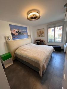 Un ou plusieurs lits dans un hébergement de l'établissement Appartement climatisé vue mer