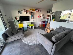 ein Wohnzimmer mit einem Sofa und einem Tisch in der Unterkunft Appartement climatisé vue mer in Antibes