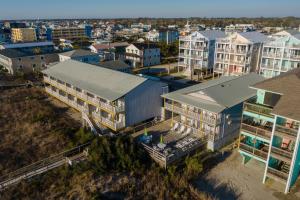 eine Luftansicht einer Stadt mit Gebäuden in der Unterkunft The Beach House in Carolina Beach