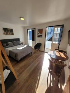薩爾瓦多的住宿－Bahia Pelô Hostel，卧室配有一张床和一张桌子及椅子