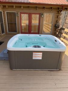 een hot tub aan de voorzijde van een huis bij Blue Ridge Bliss- Spacious Cabin, Pets, Hot Tub! in Blue Ridge