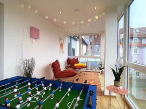 een kamer met een tafel met een voetbalspel erop bij Bunter Hund Apartments - Zentrales Apartment, Parkplatz, Wintergarten, Kinderzimmer in Rothenburg ob der Tauber