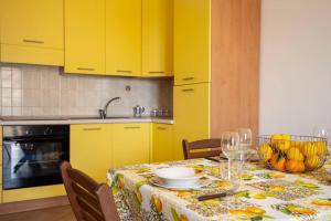 A kitchen or kitchenette at Villa vista mare ~Villa Dafne~