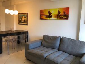 sala de estar con sofá y mesa en LANDSCAPE - FVP Group, en Fortaleza