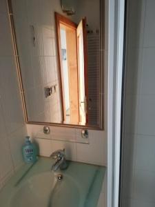 a bathroom with a sink and a mirror at Útulný 3-izbový byt v srdci Tatier in Vysoké Tatry