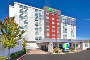 una imagen de la parte delantera de un hotel en Holiday Inn Express Richmond - Midtown, an IHG Hotel, en Richmond