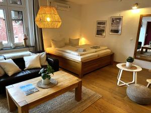 a living room with a bed and a couch at Lüttje Düne in Baltrum