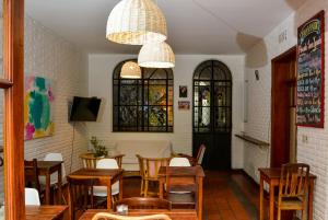 un comedor con mesa, sillas, mesa y sillón en Hostel Posada Juan Ignacio en Rosario