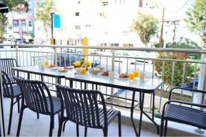 A balcony or terrace at Kelly's Urban Apartment