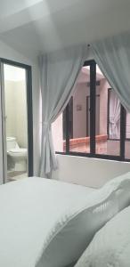 een slaapkamer met een bed en uitzicht op een raam bij El mejor en Cali Espectacular apto 3A zona sur in Cali