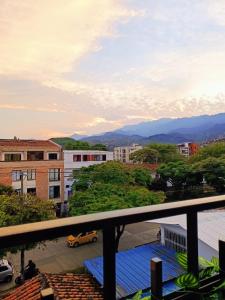 een balkon met uitzicht op de stad bij El mejor en Cali Espectacular apto 3A zona sur in Cali
