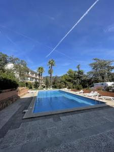 einen Pool mit Liegestühlen und ein Resort in der Unterkunft Villa Mediterraneo in Tossa de Mar