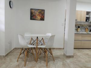 a table and chairs in a room with a kitchen at El mejor en Cali Espectacular apto 3A zona sur in Cali