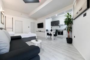 uma sala de estar com um sofá e uma mesa em Apartment Lusy Lo em Zadar