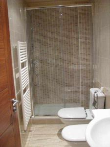 La salle de bains est pourvue d'une douche, de toilettes et d'un lavabo. dans l'établissement AlpensHolidays Les Pallissses, à Alpens