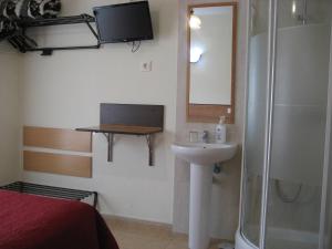 A bathroom at Hostal Huespedes Toledo