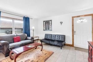 un soggiorno con un divano e un tavolo di Pirate Beach Hideaway | Flagler Beach a Flagler Beach