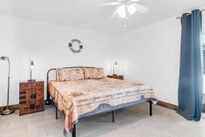 una camera da letto con un letto e un ventilatore a soffitto di Pirate Beach Hideaway | Flagler Beach a Flagler Beach