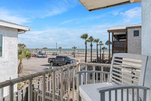 balcone con vista sulla spiaggia e auto di Pirate Beach Hideaway | Flagler Beach a Flagler Beach