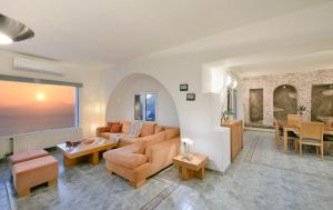 un soggiorno con divano e tavolo di Villa Fos a Fanari