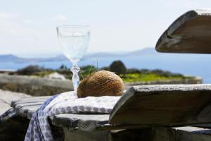 un vaso de agua sentado sobre una mesa en Villa Fos, en Fanari