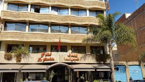 Un edificio con un cartel en el frente. en Hotel La Giralda, en Nador