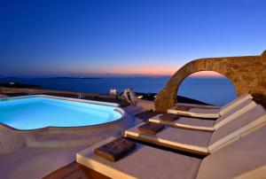 The swimming pool at or close to Villa Fos