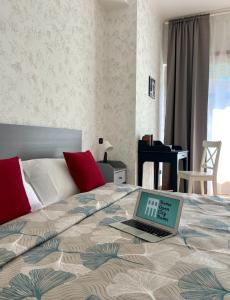 Un pat sau paturi într-o cameră la Rome Open City Home