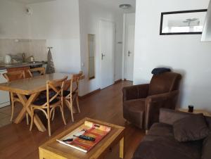 salon ze stołem i kanapą w obiekcie Appartement Val de Roland w mieście Luz-Saint-Sauveur