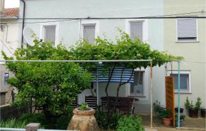 a pergola in front of a house at Cozy Home In Olib With Kitchen in Olib