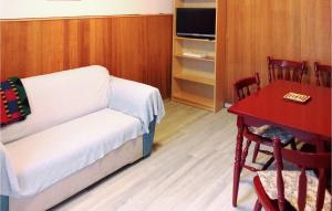 un soggiorno con divano e tavolo di Cozy Home In Olib With Kitchen a Olib (Ulbo)