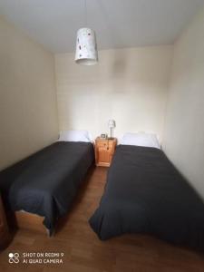 Un pat sau paturi într-o cameră la A Casa dos Avós. Ourense