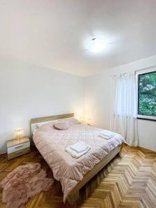 um quarto com uma cama e uma janela em Apartman Dorja em Fažana