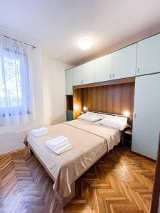 um quarto com uma cama grande com duas toalhas em Apartman Dorja em Fažana