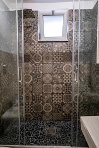y baño con ducha y ventana. en Gaiola sea house Posillipo, en Nápoles