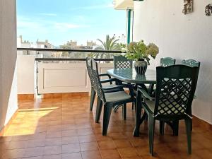 uma mesa de jantar e cadeiras numa varanda em Apartamento Carihuela Beach Experience em Torremolinos