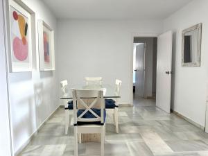 ein Esszimmer mit einem Tisch und Stühlen in der Unterkunft Apartamento Carihuela Beach Experience in Torremolinos